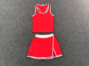 Detalle en plano de conjunto de falda deportiva roja y blanca con ribetes de contraste