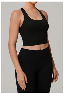 Detail von schwarzem schnelltrocknendem Yoga-Weste und Leggings-Set am Studiomodell
