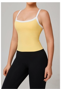 Vista frontale del reggiseno sportivo giallo con spalline bianche e scollo quadrato chic