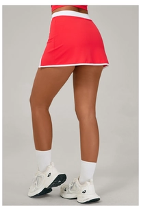 Vue arrière d'une jupe-short de sport rouge à taille haute avec liseré blanc pour le tennis