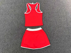 Detalle de conjunto de tenis rojo con ribete blanco y camiseta de espalda cruzada