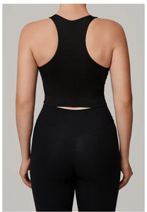 Rückansicht eines schwarzen Yoga-Sets mit Racerback-Top und High-Waist-Sport-Leggings