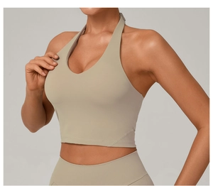 Dettaglio reggiseno sportivo allacciato al collo beige con orlo largo di supporto