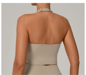 Dettaglio del reggiseno sportivo con scollo all'americana e fibbia in metallo sul retro