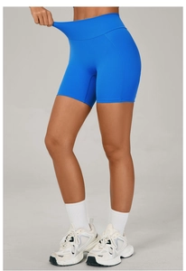Short de yoga bleu vif à taille haute montrant l'élasticité et le tissu respirant