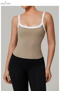 Dettaglio del top da yoga color lino con spalline e bordi bianchi a contrasto