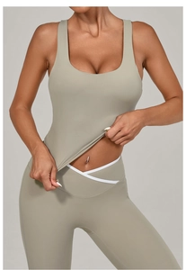 Detailansicht des salbeigrünen Yoga-Sets mit elastischem Stoff und Kreuznaht-Design