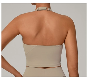 Dettaglio posteriore di un reggiseno sportivo beige con scollo all'americana per yoga