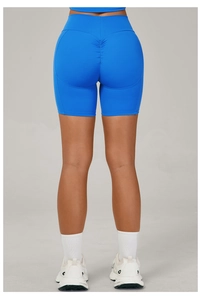 Détail du short de yoga taille haute bleu roi avec design froissé effet push-up