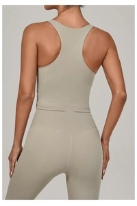 Detail von Yoga-Oberteil und High-Waist-Leggings Set in dezentem Salbeigrün