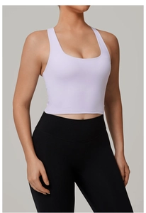 Seitenansicht der fliederfarbenen Sportweste und der schwarzen High-Waist-Leggings-Kombi