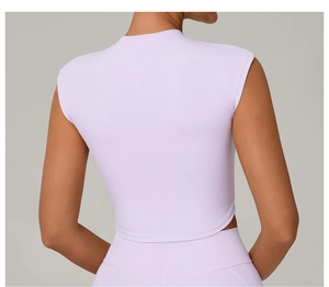 Detail view of the seamless back design on a lavender slim-fit quick-dry yoga crop top
