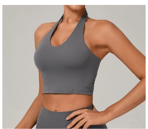 Dettaglio del design allacciato al collo di un reggiseno sportivo grigio da yoga