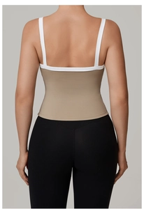 Vista dettagliata del retro di un reggiseno sportivo da yoga kaki e bianco con scollo