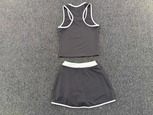 Detalle de top de espalda nadadora y falda de tenis negros con vivos blancos en contraste