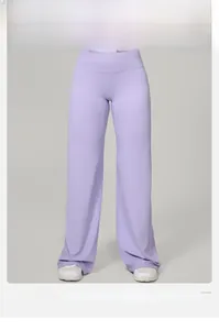 Vue détaillée des coutures et du drapé du pantalon de yoga large violet clair