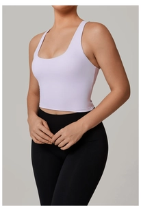 Nahaufnahme des hellvioletten Yoga-Tops mit engem Schnitt und elastischem Material