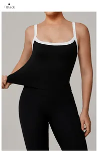 Dettaglio del reggiseno sportivo yoga bianco e nero con materiale elasticizzato