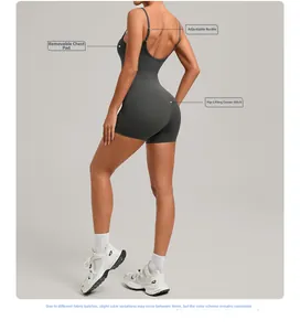Détail de la combinaison de yoga grise avec bretelles réglables et dos nu en forme de U
