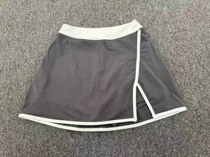 Détail de la jupe-short de sport avec passepoil contrasté et fente pour le tennis et le running
