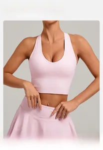 Ensemble haut de yoga rose pâle et jupe plissée avec dos nageur sur un mannequin pro