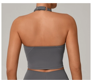 Dettaglio reggiseno sportivo grigio con fibbia metallica e schiena scoperta