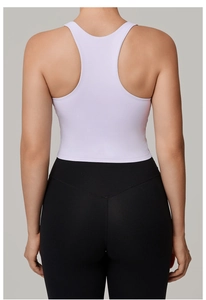 Detailansicht des Racerback-Designs eines lavendelfarbenen Yoga-Tops und schwarzer Leggings