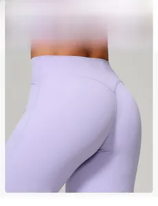 Détail du pantalon de yoga lavande taille haute avec couture arrière en V flatteuse