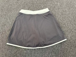 Vue détaillée de la jupe-short de sport bicolore en tissu gris à haute élasticité