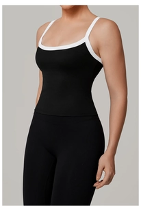 Dettaglio del set yoga nero con reggiseno sportivo a contrasto e leggings attillati