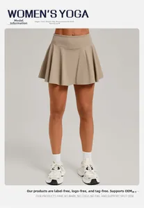 Detailansicht des hoch taillierten Tennisrock in Khaki mit Falten und athletischer Passform