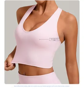 Détail du débardeur de yoga rose clair avec coussinets amovibles et tissu stretch