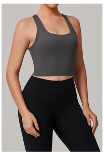 Detailansicht der nahtlosen dunkelgrauen Yoga-Weste und der schwarzen Leggings
