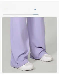 Détail du pantalon de yoga violet clair à jambes larges montrant le tissu drapé