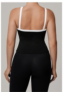 Dettaglio del reggiseno yoga con bordo a contrasto bianco e nero e design sportivo sul retro