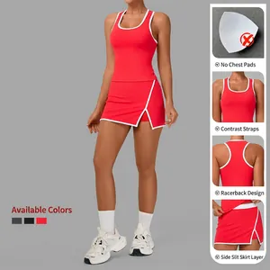Conjunto de falda de tenis roja con ribete de contraste y top deportivo para fitness
