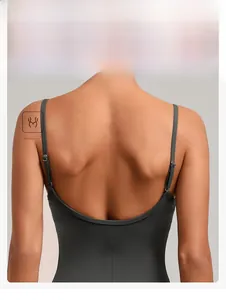 Vue détaillée de la boucle réglable sur une combinaison de fitness dos nu gris foncé