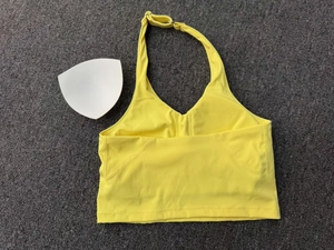 Dettaglio del reggiseno sportivo giallo con fibbia regolabile e imbottitura interna