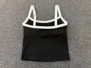 Dettaglio del profilo bianco su reggiseno sportivo nero in tessuto elastico traspirante