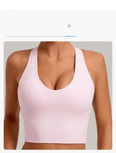 Détail du débardeur de sport rose avec col en U et tissu extensible très moulant