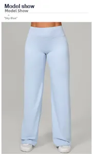 Détail du pantalon de yoga taille haute bleu ciel à jambes larges en tissu élastique