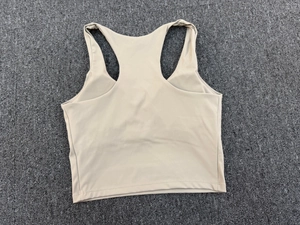 Detailansicht von Racerback Yoga-Weste aus mattem Stretch-Stoff auf grauem Teppich