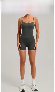 Détail du body de yoga gris foncé dos nu avec fines bretelles réglables et coupe ajustée