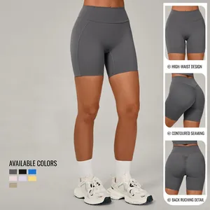 Short de yoga à taille haute avec design scrunch butt et tissu gris respirant