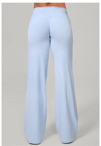 Détail du pantalon de yoga bleu clair à taille haute avec couture en V au dos