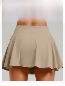 Detailansicht des khakifarbenen A-Linien Tennisrocks mit hoher Taille und Innenhose