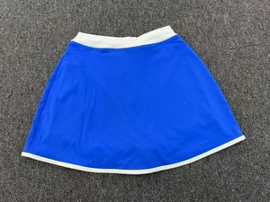 Gros plan d'une jupe de tennis bleu roi avec passepoil blanc et tissu de sport extensible