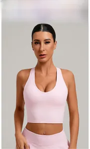 Détail du haut de yoga rose fleur de cerisier avec col en V profond et élasticité