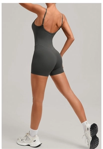 Détail du body de yoga dos nu gris foncé avec bretelles réglables et découpe en U au dos