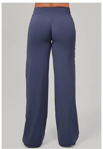 Détail du pantalon de yoga taille haute avec couture en V pour un effet galbant optimal